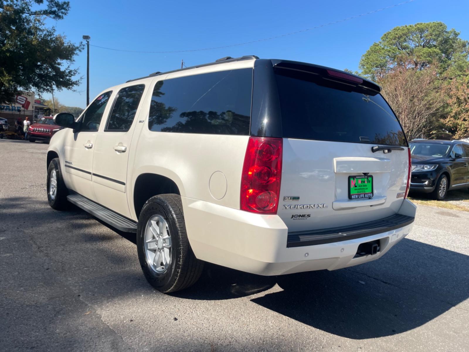 2012 WHITE GMC YUKON XL 1500 SLT (1GKS1LE07CR) with an 5.3L engine, Automatic transmission, located at 5103 Dorchester Rd., Charleston, SC, 29418-5607, (843) 767-1122, 36.245171, -115.228050 - Photo #4